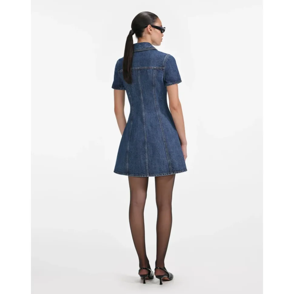 Blaues Kleid mit Knöpfen und Taschen