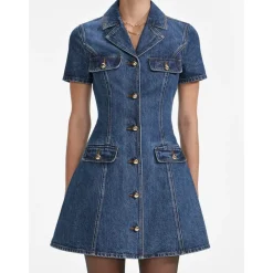 Blaues Kleid mit Knöpfen und Taschen