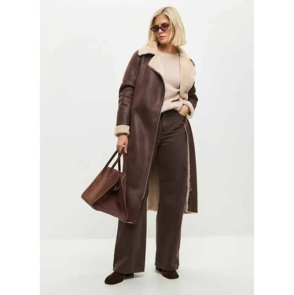 Brauner, wendbarer Shearling-Longmantel in Lederoptik