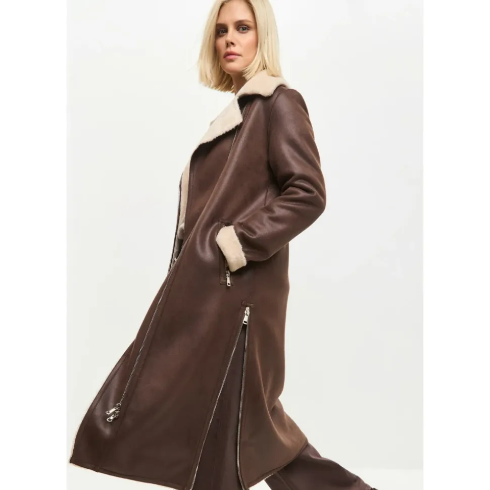 Brauner, wendbarer Shearling-Longmantel in Lederoptik