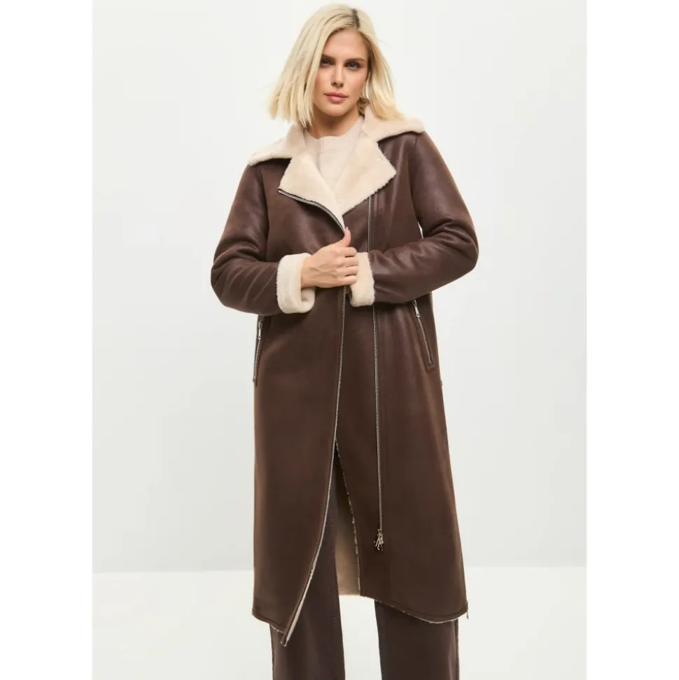 Brauner, wendbarer Shearling-Longmantel in Lederoptik