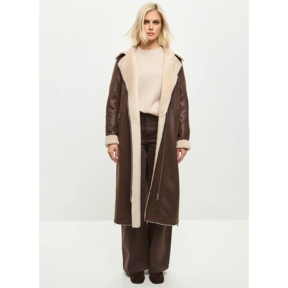 Brauner, wendbarer Shearling-Longmantel in Lederoptik