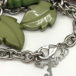 Buntes Armband mit Blatt- und Eichelanhänger
