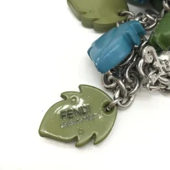 Buntes Armband mit Blatt- und Eichelanhänger