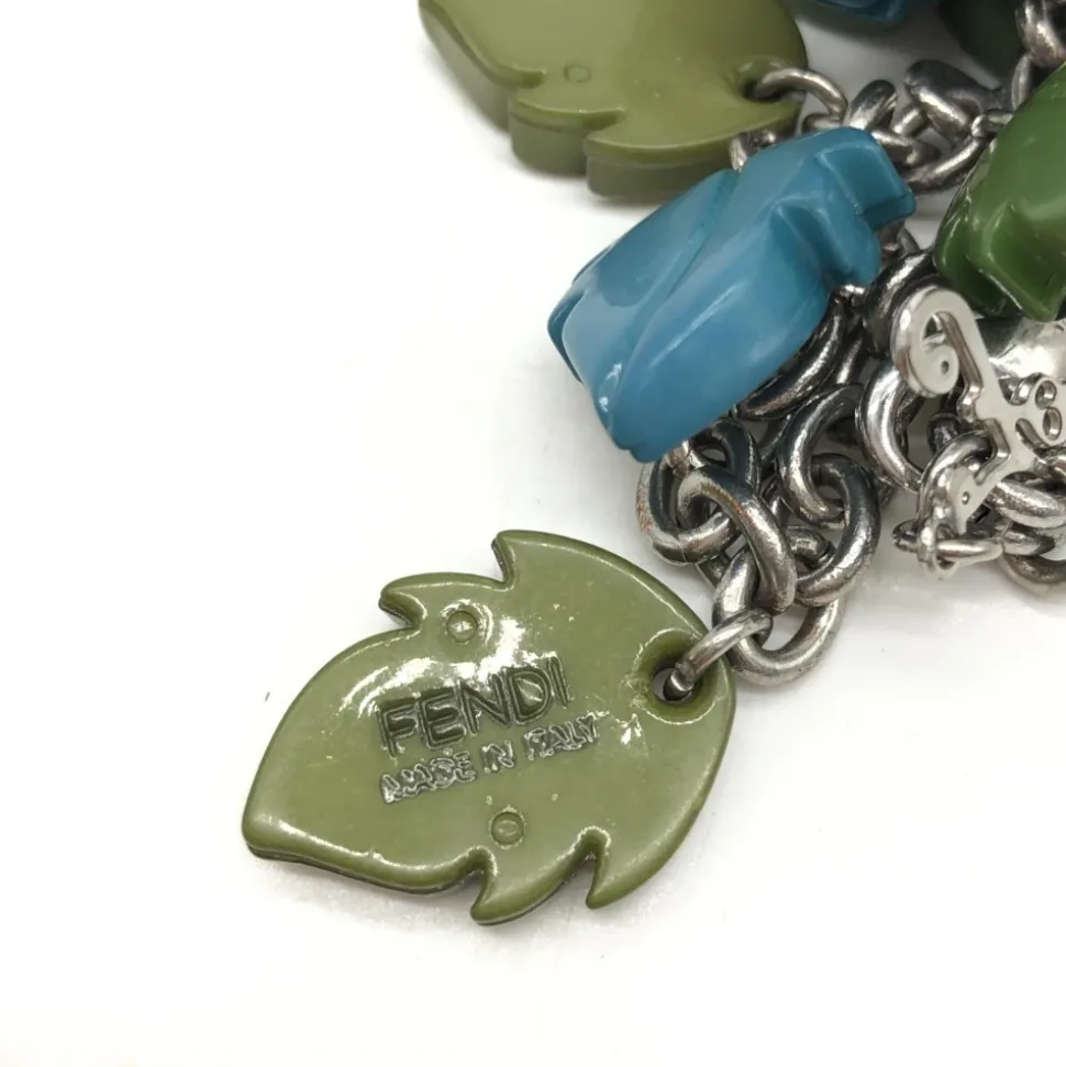 Buntes Armband mit Blatt- und Eichelanhänger