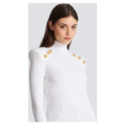 Feinstrickpullover mit goldenen Knöpfen