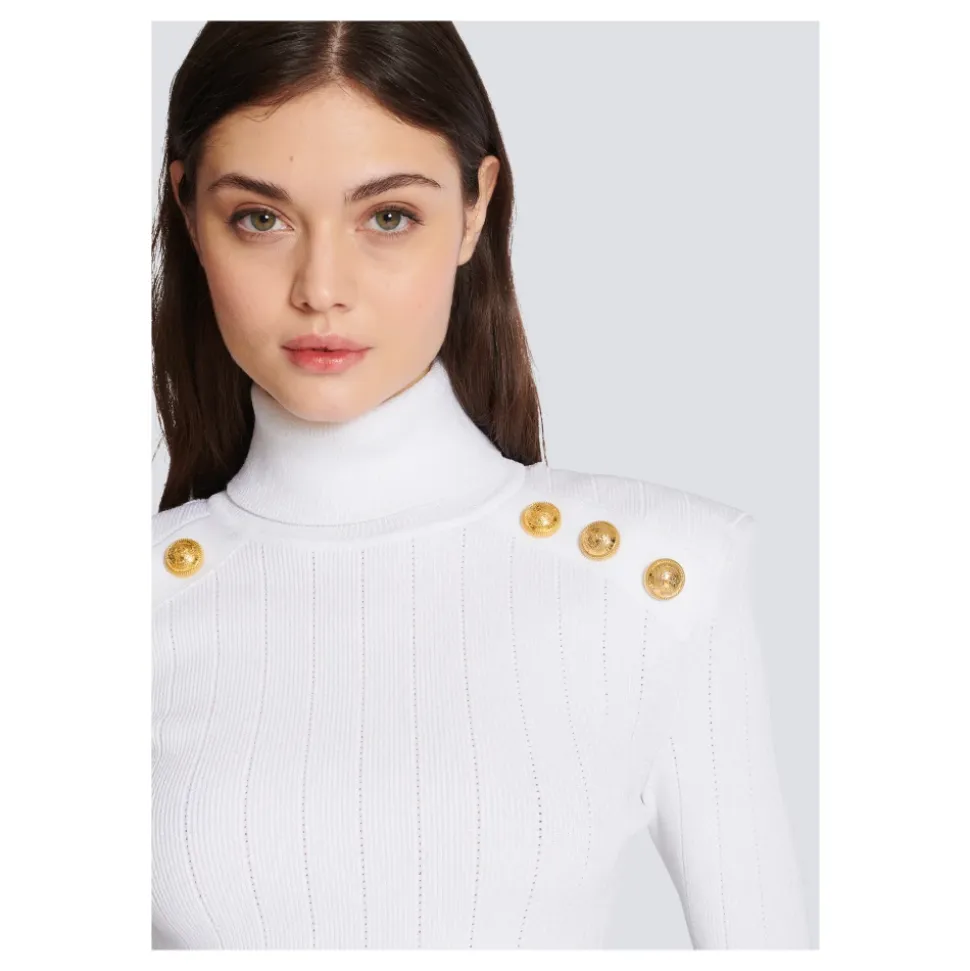 Feinstrickpullover mit goldenen Knöpfen