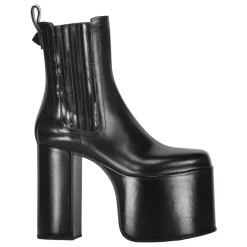 Glänzende schwarze Stiefel mit dicken Sohlen
