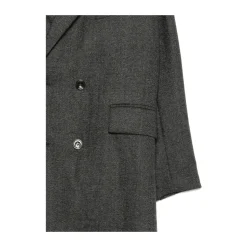 Grauer Mantel mit doppelreihiger Knopfleiste und Taschen