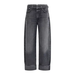 Jeans mit umgeschlagenen Säumen