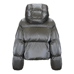 Kurze Daunenjacke mit hohem Kragen