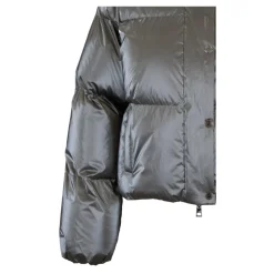 Kurze Daunenjacke mit hohem Kragen