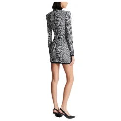 Kurzes Strickkleid mit Schlangenmuster