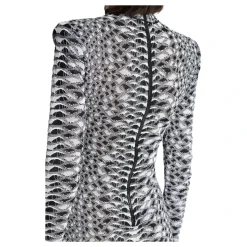 Kurzes Strickkleid mit Schlangenmuster