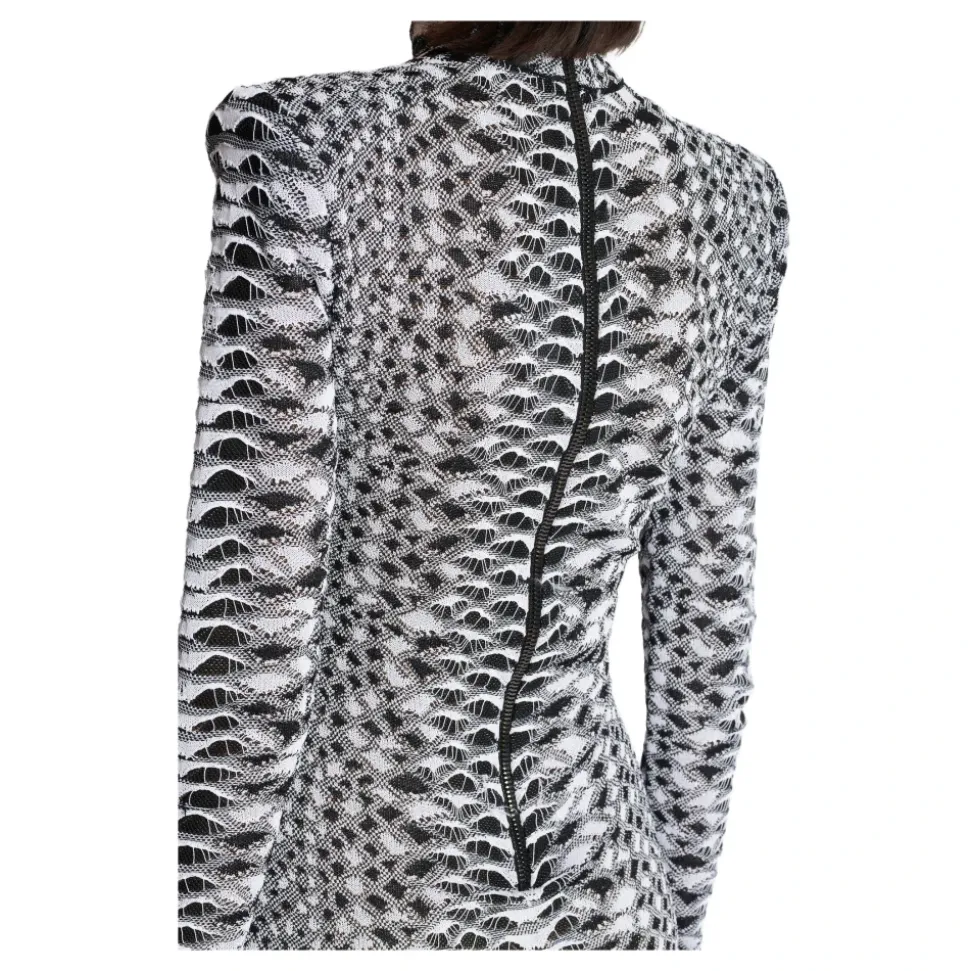 Kurzes Strickkleid mit Schlangenmuster