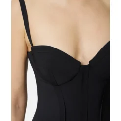 Leichtes Kreppkleid mit Raw-Edge-Stoff