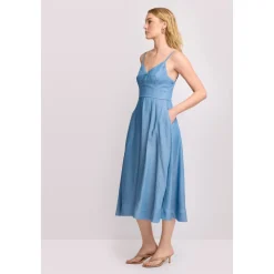 Lässiges ausgestelltes, langes Kleid