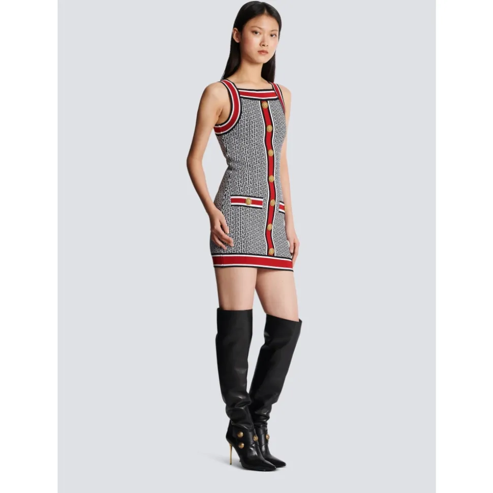 Monogramm Strickkleid mit Löwenkopfknöpfen