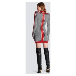 Monogrammiertes, feines Strickkleid