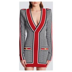 Monogrammiertes, feines Strickkleid