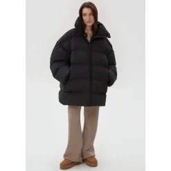 Schwarze gesteppte Daunenjacke mit hohem Kragen