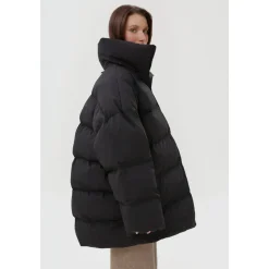 Schwarze gesteppte Daunenjacke mit hohem Kragen