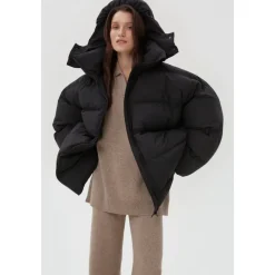 Schwarze gesteppte Daunenjacke mit hohem Kragen