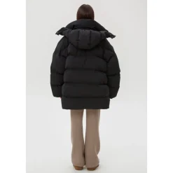 Schwarze gesteppte Daunenjacke mit hohem Kragen