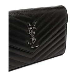Schwarze Leder-Schultertasche mit Metallinitialen