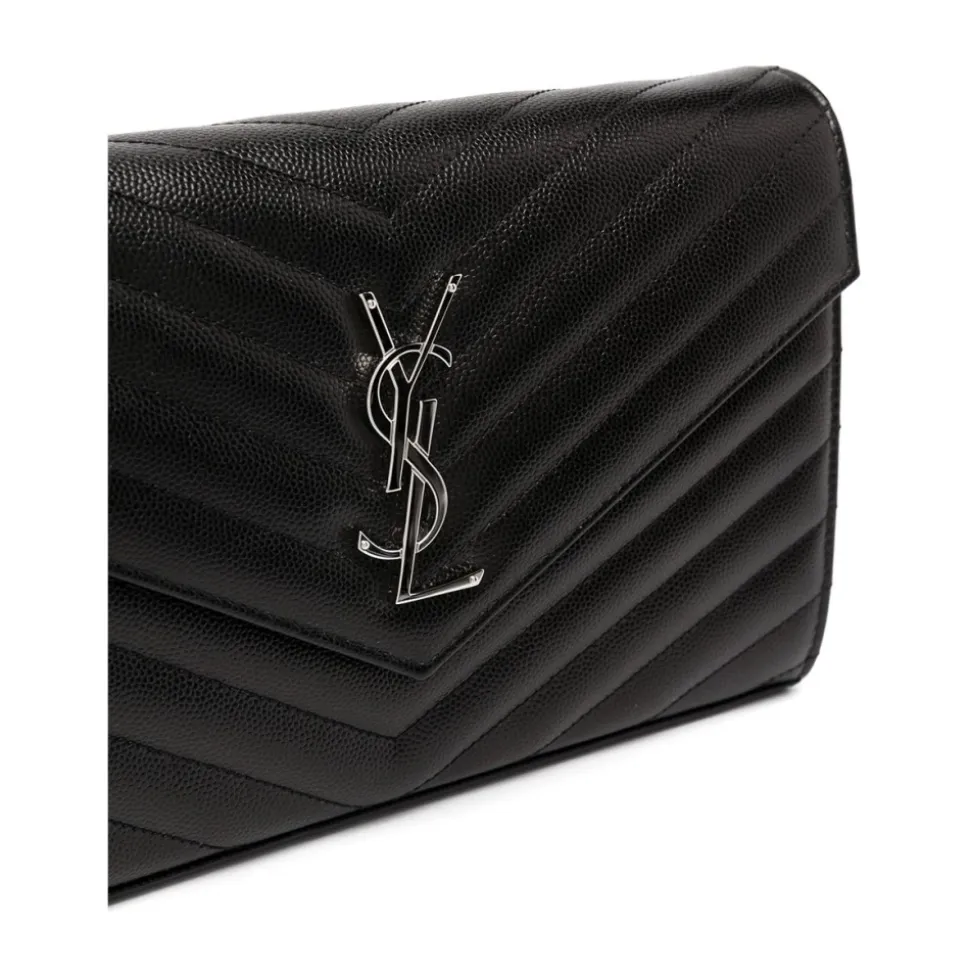 Schwarze Leder-Schultertasche mit Metallinitialen