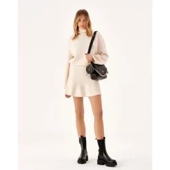 Schwarze Slip-On Chelsea-Boots auf Kleeblattsohle.Dieses Produkt fällt groß aus.
