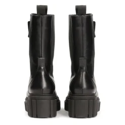 Schwarze Slip-On Chelsea-Boots auf Kleeblattsohle.Dieses Produkt fällt groß aus.