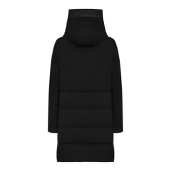 Schwarze Wintermäntel