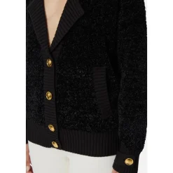 Schwarzer Pullover mit Gold Metallknöpfen