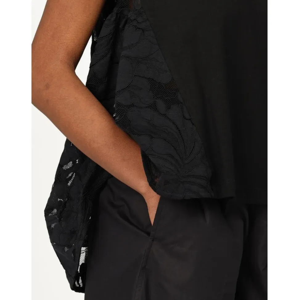 Schwarzes T-Shirt mit Spitzenbesatz