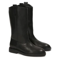 Slip-on-Lederstiefel mit flachem Absatz.Dieses Produkt fällt groß aus.