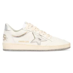 Sneakers mit niedrigem Schaft und abgenutzten Details