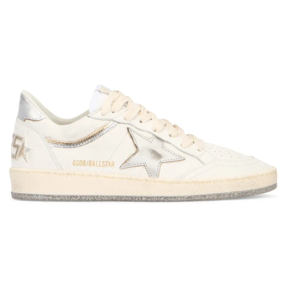 Sneakers mit niedrigem Schaft und abgenutzten Details