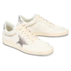 Sneakers mit niedrigem Schaft und abgenutzten Details