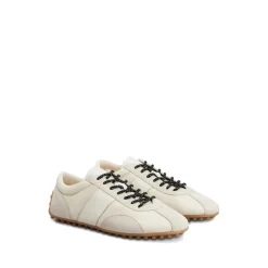 Sneakers mit Ziernähten und Schnürung