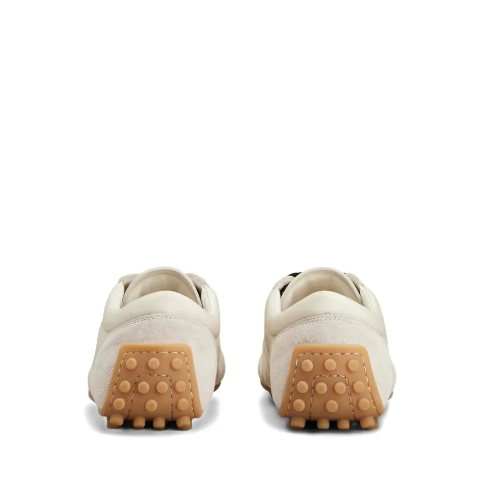 Sneakers mit Ziernähten und Schnürung