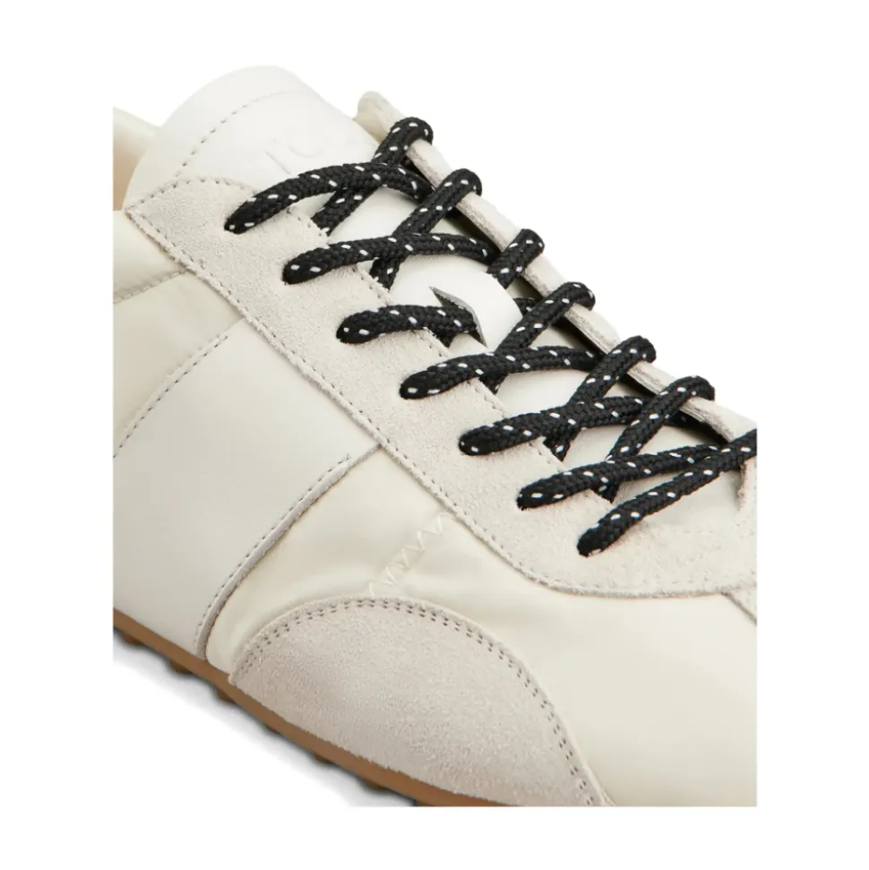 Sneakers mit Ziernähten und Schnürung