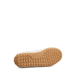 Sneakers mit Ziernähten und Schnürung