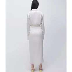 Weiße Samba-Kleid mit klassischem Kragen