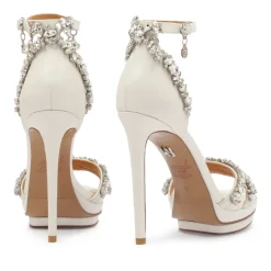 Weiße Sandalen aus der Hochzeitskollektion verziert mit Kristallen