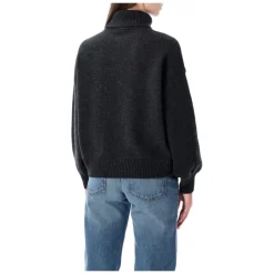 Wollpullover mit hohem Kragen