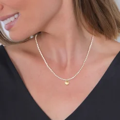 Zarte Süßwasserperlenkette mit rundem Plättchen-Anhänger